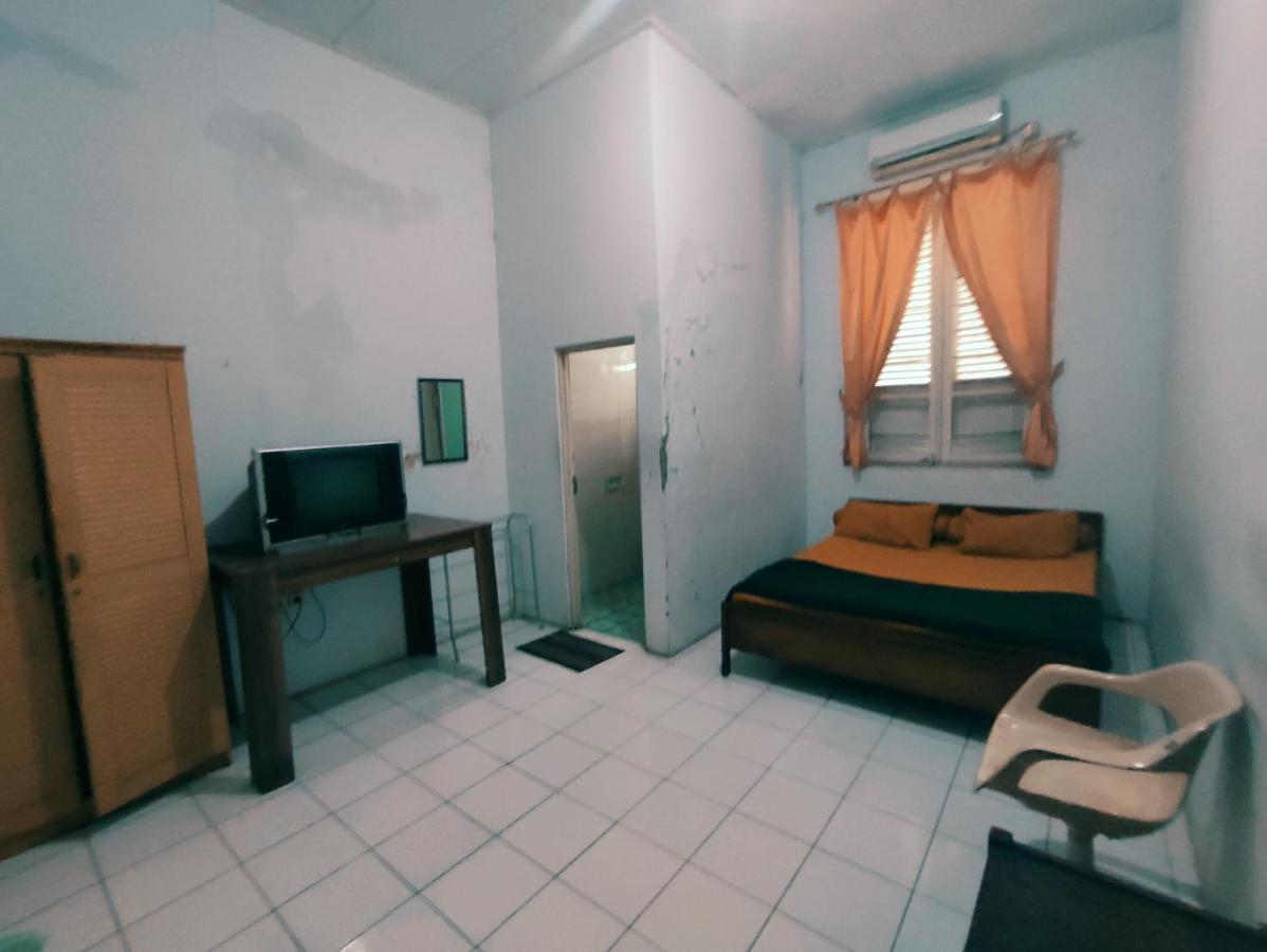 Oyo 90865 Hotel Kusuma Purwakarta Karawang Exterior photo
